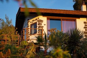 una casa con ventanas y plantas delante de ella en Panorama Suite El Mirador en Puntagorda