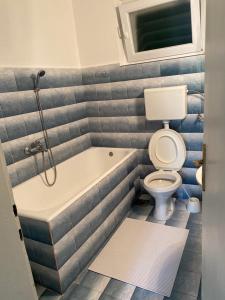 Ένα μπάνιο στο A big apartment for a big holiday!