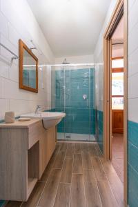 W łazience znajduje się umywalka i prysznic. w obiekcie Locanda Sighimi w mieście Lanusei