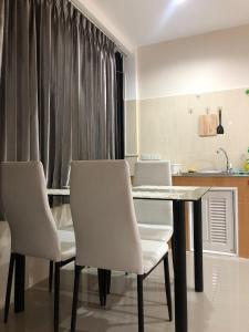 une salle à manger avec une table et des chaises dans une cuisine dans l'établissement Blue house beach apartment, à Ban Pa Khan