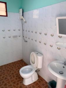 三百峰的住宿－The An Ant บ้านพัก&โฮมสเตย์，一间带卫生间和水槽的浴室