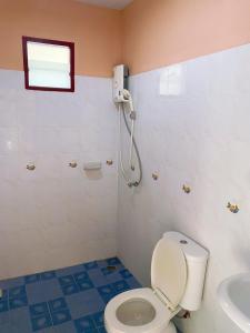 a bathroom with a toilet and a sink at The An Ant บ้านพัก&โฮมสเตย์ in Sam Roi Yot