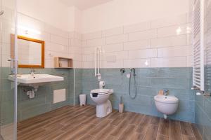W łazience znajduje się toaleta, umywalka i prysznic. w obiekcie Locanda Sighimi w mieście Lanusei