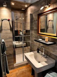 La salle de bains est pourvue d'un lavabo et d'une douche. dans l'établissement Appartement Signature Art Déco, à Valence