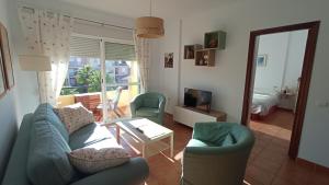 伊斯蘭蒂拉的住宿－Apartamento en Islantilla Golf，客厅配有沙发和两把椅子
