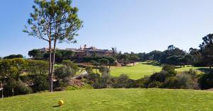 伊斯蘭蒂拉的住宿－Apartamento en Islantilla Golf，房子前面草地上的高尔夫球