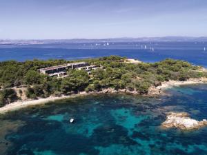 une vue aérienne sur une île dans l'eau dans l'établissement Belambra Clubs Presqu'île De Giens - les Criques, à Hyères