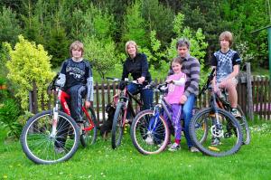 un grupo de personas sentadas en sus bicicletas en Eco tourist farm Mikl, en Prevalje