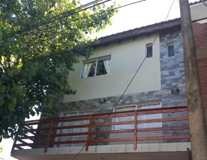 una casa con ventana y valla en Departamento La Tercera en San Clemente del Tuyú