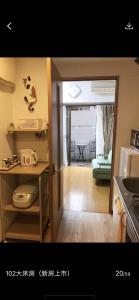 una cucina con porta che si apre su un soggiorno di 桜宿-ダブルベッドの小さなガーデンルーム a Tokyo