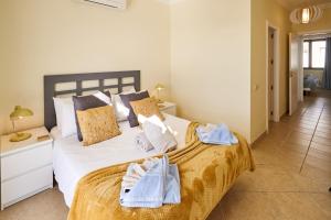 sypialnia z łóżkiem i ręcznikami w obiekcie Villa Cantium - LH101 By Villas Now Ltd w mieście Playa Blanca +18 zdjęć