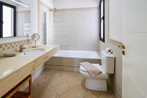 Łazienka w obiekcie Villa Cantium - LH101 By Villas Now Ltd