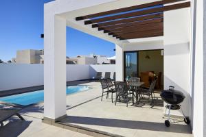 Basen w obiekcie Villa Cantium - LH101 By Villas Now Ltd lub w pobliżu