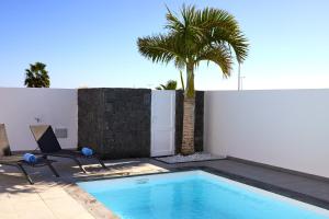 Basen w obiekcie Villa Cantium - LH101 By Villas Now Ltd lub w pobliżu