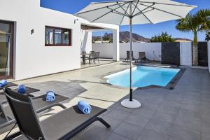 Basen w obiekcie Villa Cantium - LH101 By Villas Now Ltd lub w pobliżu