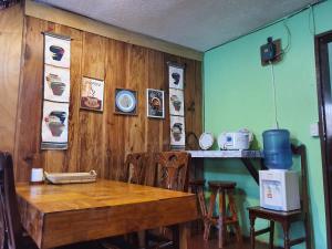 - une salle à manger avec une table et des chaises en bois dans l'établissement Adelle's Transient, spacious 3-bedroom homestay, à La Trinidad