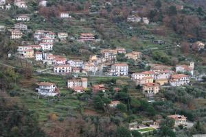 un pequeño pueblo en una colina con casas en Mari & Monti en Montignoso