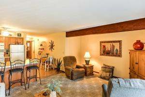 Waterfront Port Clinton Condo with Pool Access!的休息区