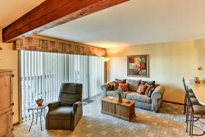 Waterfront Port Clinton Condo with Pool Access!的休息区