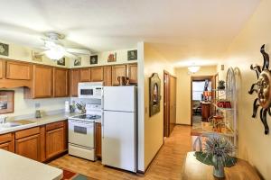 Waterfront Port Clinton Condo with Pool Access!的厨房或小厨房