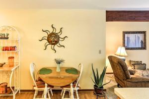 Waterfront Port Clinton Condo with Pool Access!的休息区