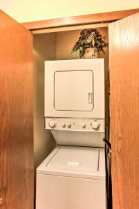 Waterfront Port Clinton Condo with Pool Access!的厨房或小厨房