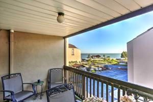 Waterfront Port Clinton Condo with Pool Access!的阳台或露台