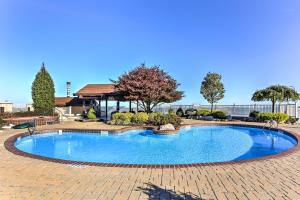 Waterfront Port Clinton Condo with Pool Access!内部或周边的泳池
