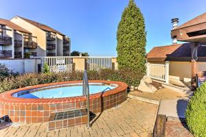 Waterfront Port Clinton Condo with Pool Access!内部或周边的泳池