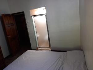 Rúm í herbergi á Habitat Apartments