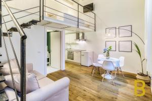 - une cuisine et une salle à manger avec une table et des chaises dans l'établissement BePlace Apartments in Gae Aulenti, à Milan