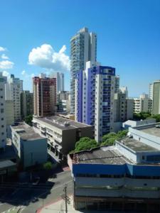 uma vista para uma cidade com edifícios altos em Apartamento bairro Praia do Canto na Reta da Penha em Vitória