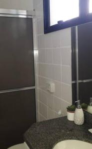 ein Bad mit einer Dusche, einem WC und einem Waschbecken in der Unterkunft Apartamento bairro Praia do Canto na Reta da Penha in Vitória