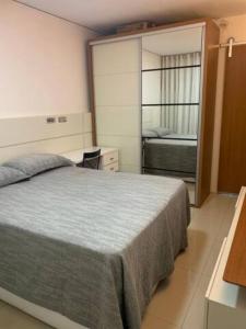 Ένα ή περισσότερα κρεβάτια σε δωμάτιο στο Apartamento bairro Praia do Canto na Reta da Penha