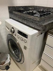 um fogão em cima de uma máquina de lavar roupa numa cozinha em Apartamento bairro Praia do Canto na Reta da Penha em Vitória