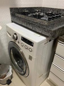 Η κουζίνα ή μικρή κουζίνα στο Apartamento bairro Praia do Canto na Reta da Penha