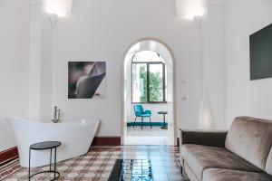 uma sala de estar com uma banheira e um sofá em PALAZZO FRANGIPANE em Salve
