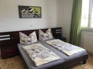 1 cama con 2 almohadas en una habitación en Wohnhaus City Süd, en Herzogsdorf