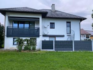 a white house with a fence in the yard at Wohnhaus City Süd in Herzogsdorf