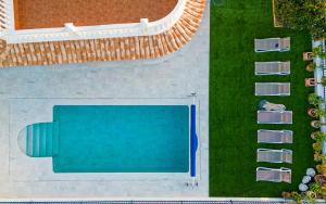 アデへにあるVilla with private pool and magnificent viewsの庭のスイミングプールの景色