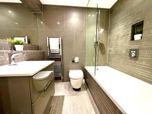 Vannituba majutusasutuses Beautiful New 2 Bedroom Apartment - Next to the Beach - Great Location - FREE Parking - Fast WiFi - Smart TV - sleeps up to 4! Close to Purbeck, Corfe Castle, Sandbanks, Poole & Bournemouth