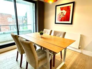 Foto sihtkohas Swanage asuva majutusasutuse Beautiful New 2 Bedroom Apartment - Next to the Beach - Great Location - FREE Parking - Fast WiFi - Smart TV - sleeps up to 4! Close to Purbeck, Corfe Castle, Sandbanks, Poole & Bournemouth galeriist +14 fotot