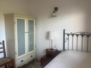 een slaapkamer met een bed, een kast en een lamp bij Apartmento Sant Pau 7 in Llança