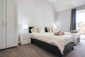 Кровать или кровати в номере Hoxne Cottages - Poppy Cottage with private hot tub