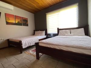 מיטה או מיטות בחדר ב-Casa Camino Luna Private Rooms