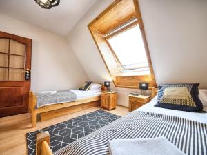 Posteľ alebo postele v izbe v ubytovaní Apart4Sleepers Apartament Dwupoziomowy Pardałówka