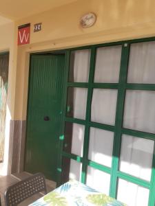 een groene deur in een kamer met een tafel bij Casa Barbara in Costa de Antigua