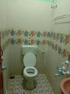 ポンディシェリにあるThendral homes 1BHKの小さなバスルーム(トイレ、シンク付)