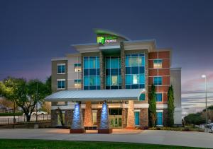 een weergave van de voorkant van een hotel bij Holiday Inn Express & Suites North Dallas at Preston, an IHG Hotel in Dallas