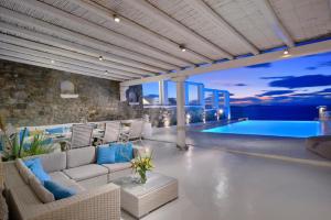 Basen w obiekcie Luxurious Villa in Mykonos with Pool lub w pobliżu